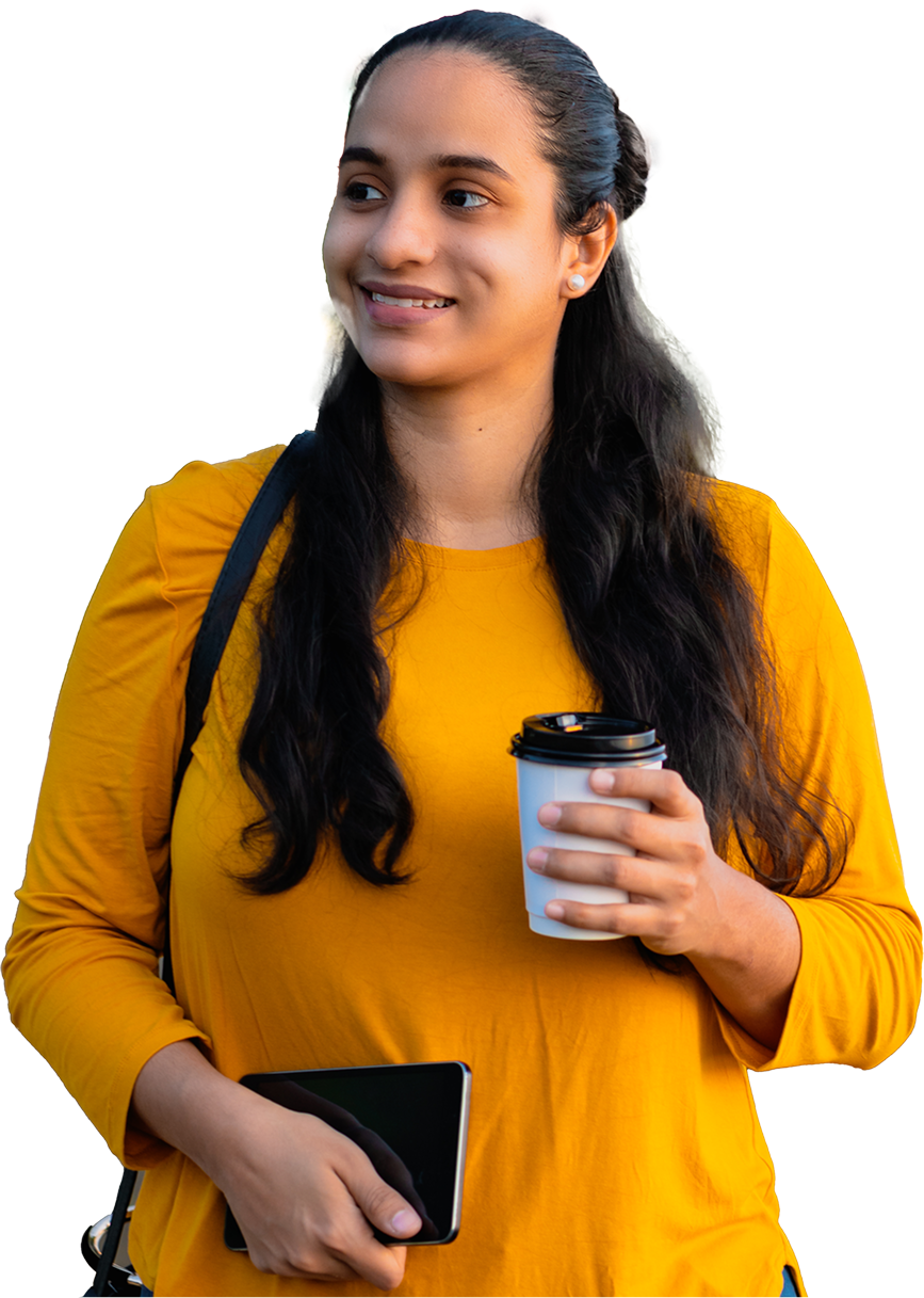 Jeune femme belle et élégante avec un café.