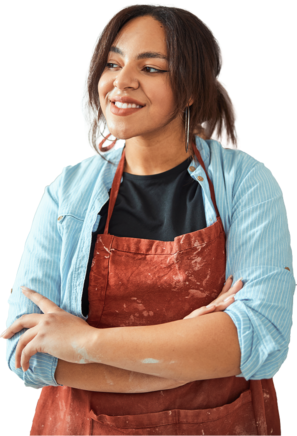 Jeune femme céramiste, belle, debout dans un atelier de poterie.