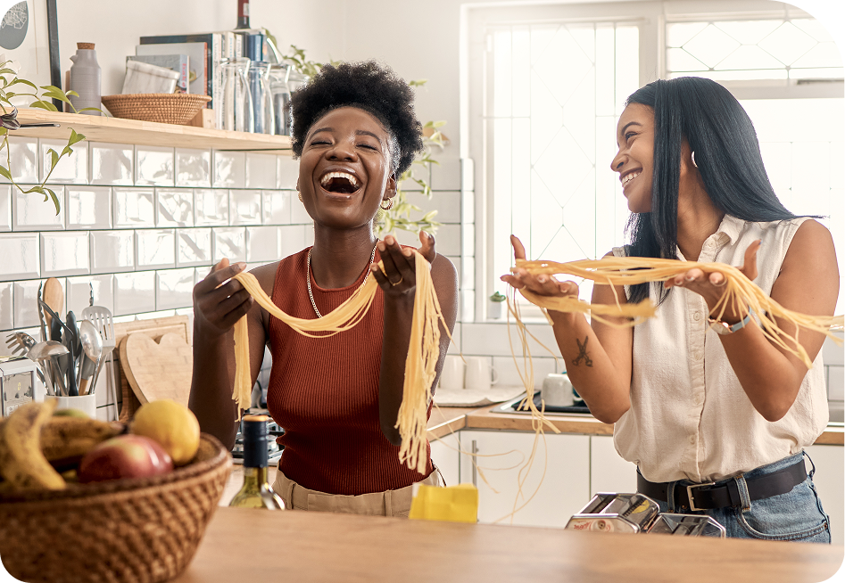 Deux femmes qui font des pates