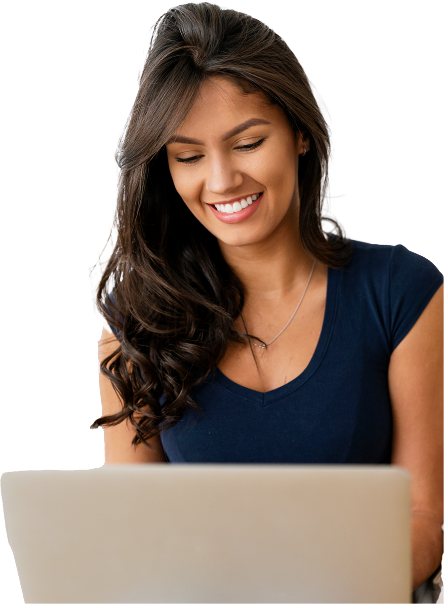 Femme heureuse et belle utilisant la technologie.