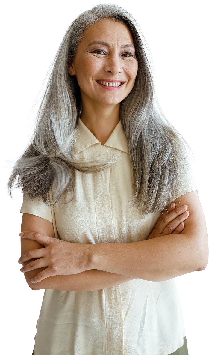 Portrait d’un mannequin asiatique aux longs cheveux gris.