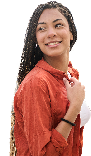 Jeune femme latina souriante, marchant en ville.