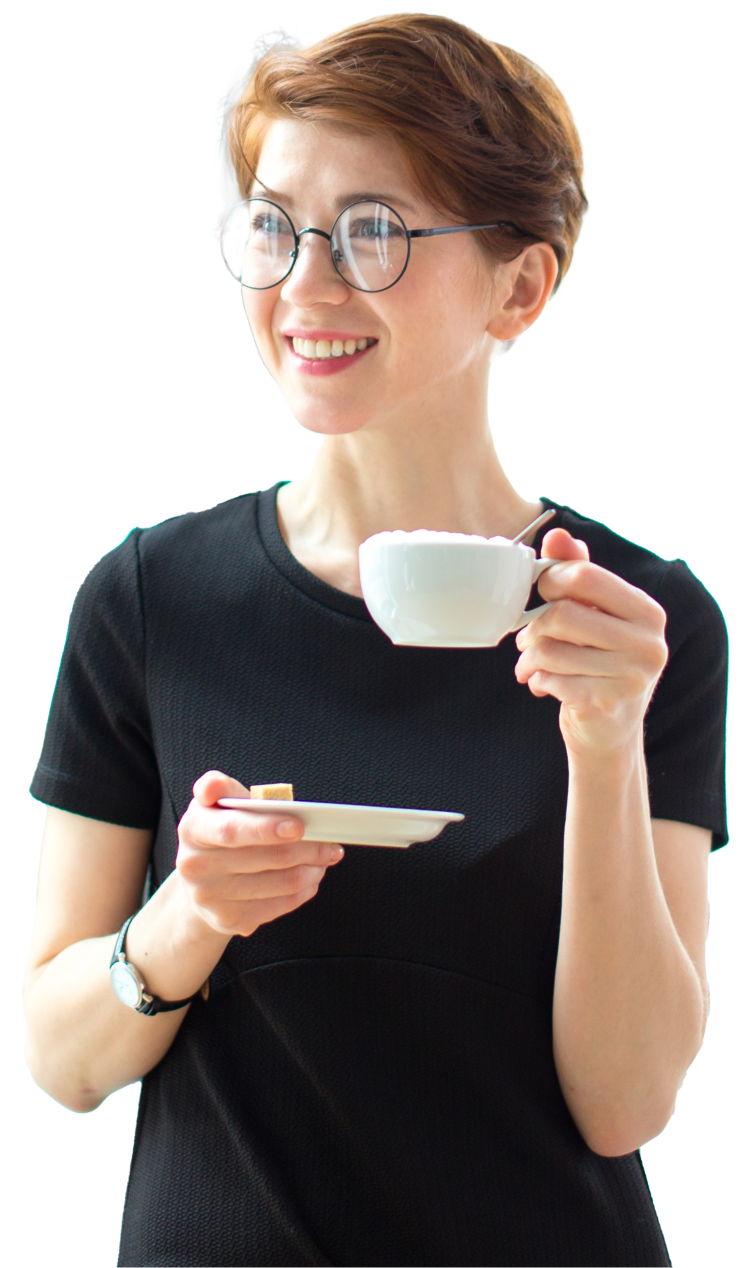 Jeune femme en train de boire du café.