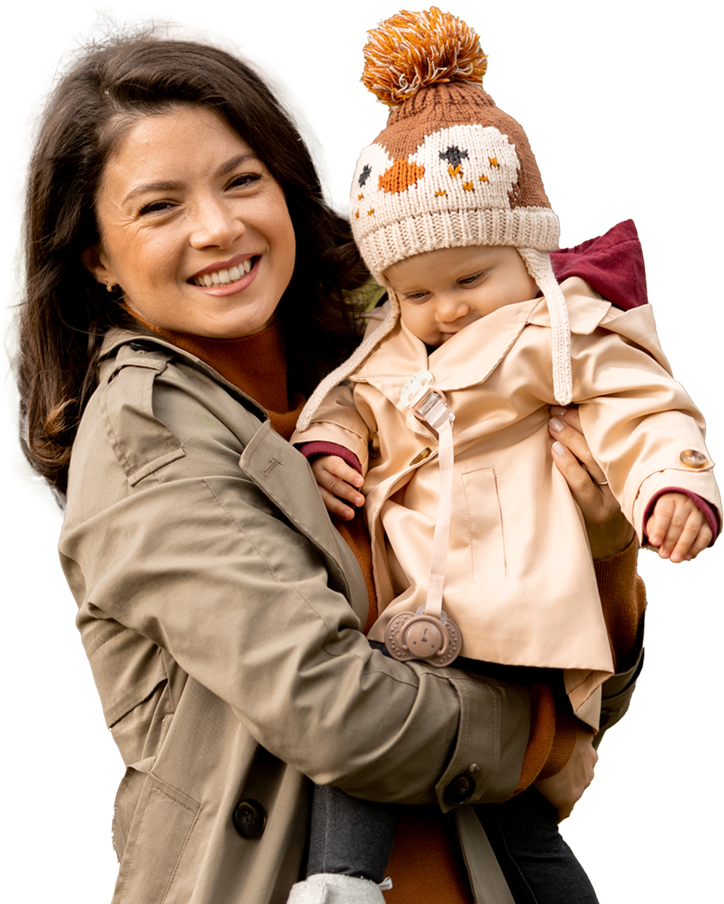 Jeune femme tenant une adorable petite fille en automne.