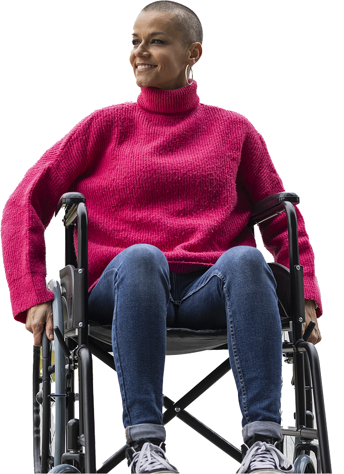 Jeune femme se déplaçant en fauteuil roulant et souriante.
